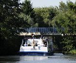 17_21587 Das Bergedorfer Touristenschiff SERRAHN STAR hat auf seiner Vierlanden Tour vor dem Neuengammer Stichanal gewendet und passiert gerade die BLAUE BRCKE in Hamburg Curslack, Bezirk Bergedorf. Die Schiffe der Bergedorfer Schifffahrtslinie, die u.a. die Vierlnder Touren anbieten sind sehr flach gebaut, damit sie in der Lage sind, die niedrigen Brcken auf der Strecke zu passieren. www.hamburg-fotograf.com