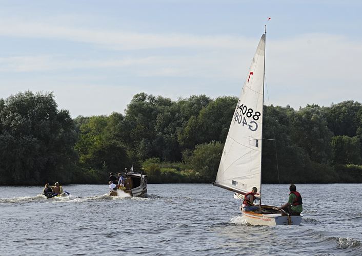 Sportboote auf der Doveelbe bei Hamburg Ochsenwerder.  Hamburg, die Stadt am Wasser - Sportboote auf der Bergedorfer Dove Elbe