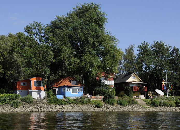 Am Elbufer stehen idyllische Wochenendhuser nahe dem Wasser; die meisten der Gebude sind auf erhhten Grundmauern gesetzt, da hier Hochwasser der Elbe die Huser unter Wasser setzten wird, da sie von keinem Deich geschtzt sind.  Bilder vom Elbufer im Bezirk Bergedorf - Wochenendhuser an der Elbe