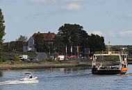 17_21614 Die Fhre verbindet den Zollenspieker auf der Hamburger Seite der Elbe mit dem Ort Hoopte in Niedersachsen. Die Elbe ist die Grenze zwischen den beiden deutschen Bundeslndern. Die Autofhre fhrt vom 1. Mrz bis 30. November - sie berquert gerade den Fluss und steuert mit PKW und Fussgngern an Bord den Fhranleger beim Zollenspieker an. Ein Motorboot hat seine Fahrt verlangsamt und lsst das Fhrschiff kreuzen. Hinter den Bumen das Zollenspieker Fhrhaus. www.hamburg-fotograf.com