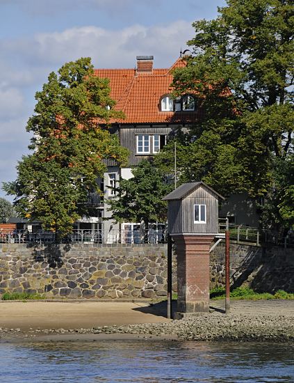 Foto Zollenspieker Fhrhaus, Pegelhaus - Elbufer  Das Pegelhaus steht am Elbufer des Zollenspieker Fhrhauses - es wurde ca. 1880 errichtet und diente zum Ablesen des Wasserstands (Pegel) der Elbe; um 1992 wurde es abgerissen und spter neu errichtet