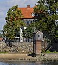 17_21620 Das Pegelhaus steht am Elbufer des Zollenspieker Fhrhauses - es wurde ca. 1880 errichtet und diente zum Ablesen des Wasserstands (Pegel) der Elbe; um 1992 wurde es abgerissen und spter neu errichtet. www.hamburg-fotograf.com