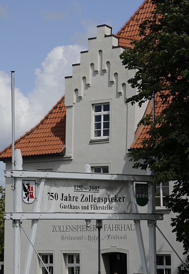  Hamburg Architektur - 750 Jahre Zollenspieker Architektur Detail der Fassade des Zollenspieker Fhrhauses; ber dem (alten) des historischen Gebudes der Schriftzug Zollenspieker Fhrhaus, Restaurant, Hotel, Festsaal. Ein Schild weist auf das Jubilum 750 Jahre Zollenspieker als Gasthaus und Fhrstelle hin