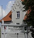 17_21623 Architektur Detail der Fassade des Zollenspieker Fhrhauses; ber dem (alten) des historischen Gebudes der Schriftzug Zollenspieker Fhrhaus, Restaurant, Hotel, Festsaal. Ein Schild weist auf das Jubilum 750 Jahre Zollenspieker als Gasthaus und Fhrstelle hin. www.hamburg-fotograf.com