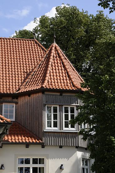 Bilder der Hamburger Architektur, Erkerturm  Architekturdetail des Zollenspieker Fhrhauses; mit Ziegeln gedeckter Erkerturm des Gebudes. Der erste Stock des historischen Gebudes an der Elbe ist mit Holzbrettern verkleidet