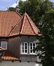 17_21624 Architekturdetail des Zollenspieker Fährhauses; mit Ziegeln gedeckter Erkerturm des Gebäudes. Der erste Stock des historischen Gebäudes an der Elbe ist mit Holzbrettern verkleidet. ©www.hamburg-fotograf.com
