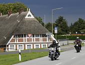 17_21626 Zwei Motorrder fahren auf der Deichstrasse an der Elbe entlang - die Biker geniessen die kurvenreiche Strecke an der Elbe. Die Bergedorfer Vier- und Marschlande sind ein beliebtes Ausflugsziel fr die Hamburger - ein reetgedecktes Fachwerkhaus steht hinter Deichanlage die es vor dem Hochwasser der Elbe schtzen soll. www.hamburg-fotograf.com