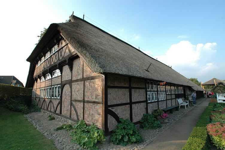 Das Rieckhaus in Hamburg Curslack wurde ca. 1530 errichtet und ist ein typisches niederdeutsches Fachhallenhaus - es gehrt zu den ltesten Profanbauten Hamburgs. Das Gelnde mit dem Vierlnder Hallenhaus, Heuscheune, Bauerngarten und Feldentwsserungsmhle ist als Freilichtmuseum eine Aussenstelle des Altonaer Museums  Bilder Freilichtmuseum Rieck-Haus, Vierlnder Bauernhaus - reetgedecktes Fachwerkhaus