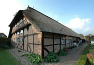 17_21634 Das Rieckhaus in Hamburg Curslack wurde ca. 1530 errichtet und ist ein typisches niederdeutsches Fachhallenhaus - es gehrt zu den ltesten Profanbauten Hamburgs. Das Gelnde mit dem Vierlnder Hallenhaus, Heuscheune, Bauerngarten und Feldentwsserungsmhle ist als Freilichtmuseum eine Aussenstelle des Altonaer Museums. www.hamburg-fotograf.com