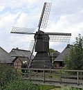 17_21636 Feldentwsserungsmhle am Entwsserungsgraben im Freilichtmuseum Rieck-Haus. Eine Holzbrcke fhrt ber den Graben, Schilf und Gras wachsen am Ufer. Die Windmhle stand frher in Ochsenwerder und wurde 1952 zum Freilichtmuseum Curslack gebracht. www.hamburg-fotograf.com