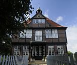 17_21639 Eingang des Glockenhaus Billwerder; das zweistckige Fachwerkhaus wurde ursprnglich als Bauernhaus um 1600 errichtet und um 1780 zum Landhaus eines Hamburger Brgers umgebaut. ber dem Balkon befindet sich der Glocken-Dachreiter, nach dem das Haus benannt worden ist. Ein weiss gestrichener Staketenzaun grenzt den Weg zum Eingang des Glockenhauses ab. www.hamburg-fotograf.com