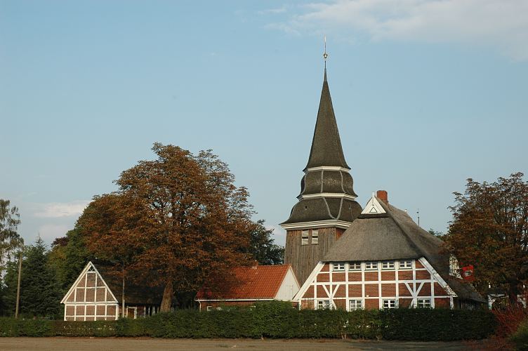 Blick zur St. Johanniskirche in Hamburg Curslack, Vierlande; schon 1306 wurde die St. Johannis Kirche urkundlich erwhnt; von 1599 - 1603 wurde die jetzige Fachwerksaalkirche errichtet. Der  Holzturm stammt in der Urform von 1591 - die  Turmspitze wurde 1719 aufgesetzt. Fotos von Kirchen in den Hamburger Vierlanden / St. Johanniskirche, Curslack  