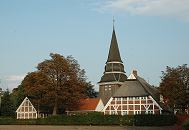 17_21644 Blick zur St. Johanniskirche in Hamburg Curslack, Vierlande; schon 1306 wurde die St. Johannis Kirche urkundlich erwhnt; von 1599 - 1603 wurde die jetzige Fachwerksaalkirche errichtet. Der  Holzturm stammt in der Urform von 1591 - die  Turmspitze wurde 1719 aufgesetzt.  www.hamburg-fotograf.com