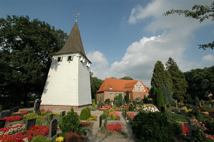 Die Kirche und der Ort Kirchwerder wurden 1217 zum ersten Mal urkundlich erwähnt; Ende des 18. Jh. wurde die St. Severini Kirche erweitert und umgebaut - im Vordergrund der Glockenturm aus Holz.  Hamburg Fotos, Vierlande - Friedhof, Glockenturm St. Severinikirche in Kirchwerder  