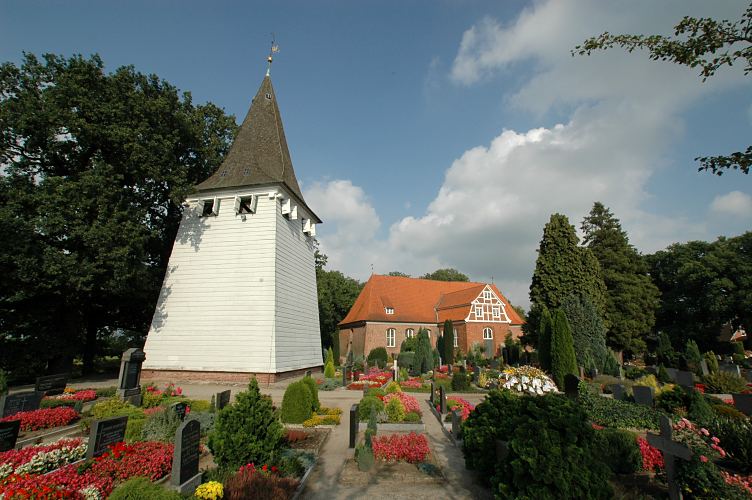 Die Kirche und der Ort Kirchwerder wurden 1217 zum ersten Mal urkundlich erwhnt; Ende des 18. Jh. wurde die St. Severini Kirche erweitert und umgebaut - im Vordergrund der Glockenturm aus Holz.  Hamburg Fotos, Vierlande - Friedhof, Glockenturm St. Severinikirche in Kirchwerder  