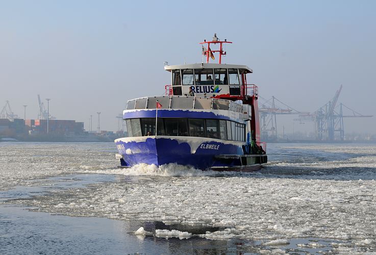 Fotos vom Hamburger Winter - Treibeis auf der Elbe; Hafenfhre ELBMEILE vor Neumhlen - Fotograf Christoph Bellin, Hamburg. 002_22731 Die Hafenfhre ELBMEILE der Hamburger Fhrschiffreederei HADAG kommt von Hamburg Finkenwerder und bringt die Fahrgste zu den Hamburger Landungsbrcken. Das Schiff bahnt sich eine Fahrrinne durch das Eis auf der Elbe. www.hamburg-fotograf.com