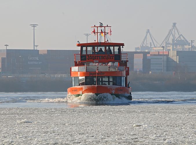 Fotograf Christoph Bellin, Hamburg Fotos vom Hamburger Winter - Eis auf der Elbe, Fhre TOLLERORT. 003_22732 Die Hafenfhre TOLLERORT  kommt von Finkenwerder und legt am Anleger "Dockland" in Hamburg Neumhlen an. Im Hintergrund sind auf der anderen Elbseite die Container auf dem Gelnde des Terminals Tollerort gestapelt. www.hamburg-fotograf.com