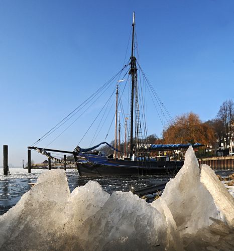 Bilder vom Winter in Hamburg, Museumshafen Oevelgoenne.  006_22736 SHoch aufgetrmte Eisschollen liegen am Ufer des Museumshafens von Hamburg Oevelgoenne. Ein historisches Segelschiff berwintert dort.  www.hamburg-fotograf.com