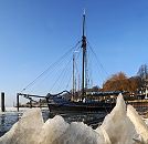 006_22736 Hoch aufgetrmte Eisschollen liegen am Ufer des Museumshafens von Hamburg Oevelgoenne. Ein historisches Segelschiff berwintert dort. 