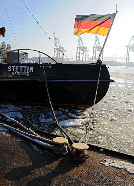 Fotografien  vom Hamburger Winter; Eisbrecher Stettin im Museumshafen Oevelgoenne. 009_22739 Der ehemals grösste deutsche Eisbrecher STETTIN liegt am Museumshafen Oevelgoenne am Ponton; die Deutschlandfahne weht am Heck des 1939 gebauten Schiffs. ©www.hamburg- fotograf.com