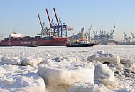 01_5795 Das Elbufer ist mit dicken Eisschollen bedeckt - im suchen sich einige Schiffe ihren Weg. Am Container Terminal Burchardkai liegt ein rotes Containerschiff der Reederei Hamburg Süd.