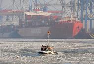 04_5372 Eine Barkasse berquert die Elbe durch den dichten Eisgang des Flusses. Im Dunst liegt der Containerfrachter RIO DE JANEIRO der Reederei Hamburg Sd am Terminal Burchardkai. Das 2008 gebaute Containerschiff kann 5900 TEU / Standart- container an Bord nehmen. Der 286 m lange Frachter kann bei einem max. Tiefgang von 13,5 m eine Geschwindigkeit von 23,0 kn erreichen.