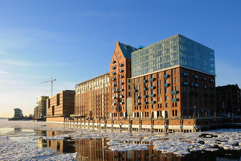 10_5885 Die ehemaligen Backstein - Speichergebude sind zu Brohuser umgebaut und mit Neubauten am Elbufer ergnzt worden. Die neue Architektur Hamburgs zieht sich entlang des Elbufers wie eine Perlenkette bis Neumhlen.  Fotos der winterlichen Elbmetropole Hamburg - Speichergebude in Altona am Fischmarkt.