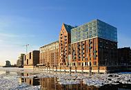 0_5835 Die ehemaligen Backstein-Speichergebude beim Altonaer Fischmarkt sind zu Brohuser umgebaut und mit Neubauten am Elbufer ergnzt worden. Der blaue Winterhimmel strahlt ber Hamburg - im Wasser spiegelt sich zwischen den Eisschollen die Brogebude. Bilder der Hamburger Jahreszeiten - Winter an der Elbmetropole, Architektur in Altona.