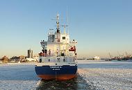 13_5844 Der Container Feeder CAROLIN G. luft durch das dichte Treibeis in den Hamburger Hafen ein. Links im Hintergrund der Broturm am Kehrwieder der Speicherstadt, davor das Museumsschiff CAP SAN DIEGO an der berseebrcke. Winter in der Hafenstadt Hamburg -&nbsp; Frachtschiff luft in den Hamburger Hafen ein.