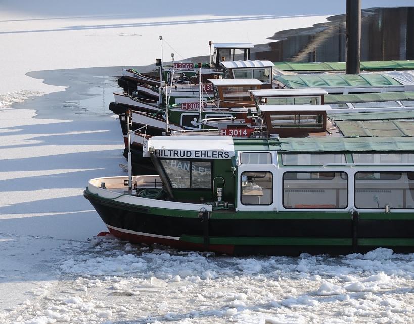 1667 Ausflugsbarkassen liegen nebeneinander im Eis im Hamburger Binnenhafen - die Barkassenfahrten der Hamburger Hafenrundfahrt sind durch das dichte Eis auf der Elbe und im Hafen stark eingeschrnkt. 