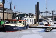 1685 Einzelne Sportboote liegen im zugefrorenen City Sporthafen Hamburg - die Boote sind von der Eisdecke eingeschlossen. Im Hintergrund der Kirchturm der St. Katharinenkirche und die Oberbaumbrcke.