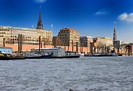 1701 Das Wasser des Hamburger Binnenhafens ist mit einer dicken Eisdecke bedeckt - Schiffe liegen am Anleger. Im Hintergrund Kontor- und Geschftshuser sowie die Kirchtrme der St. Nikolai- und Katharinenkirche.