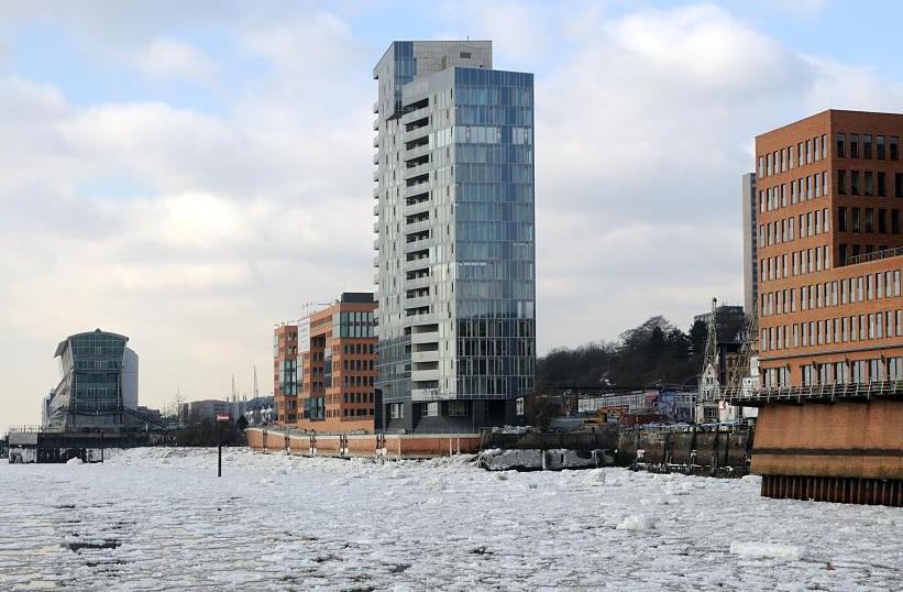 1760 Elbufer in der Altonaer Altstadt - moderne Hamburger Brogebude am Rande der Elbe im Bereich des ehemaligen Holzhafens von Hamburg Altona. Eisschollen bedecken den Fluss; im Hintergrund Huser an der Grossen Elbstrasse. 