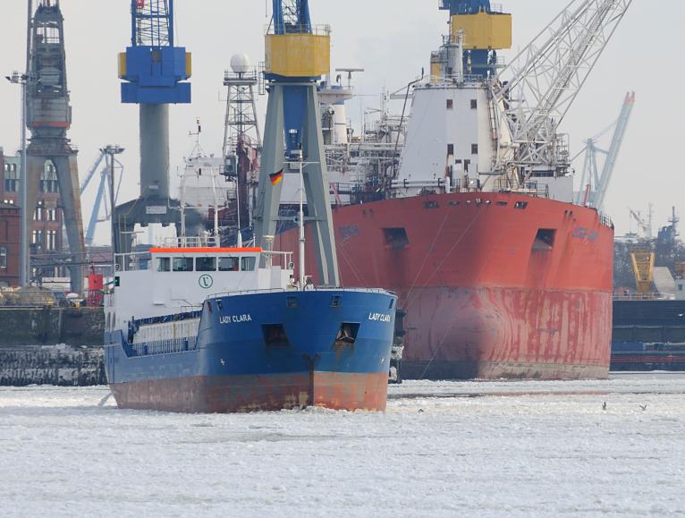 1769 Schiffe im Hamburger Hafen - die Elbe ist mit Treibeis bedeckt, das den Schiffsverkehr zunehmend behindern. Im Hintergrund die Krne der Werft Blohm + Voss.