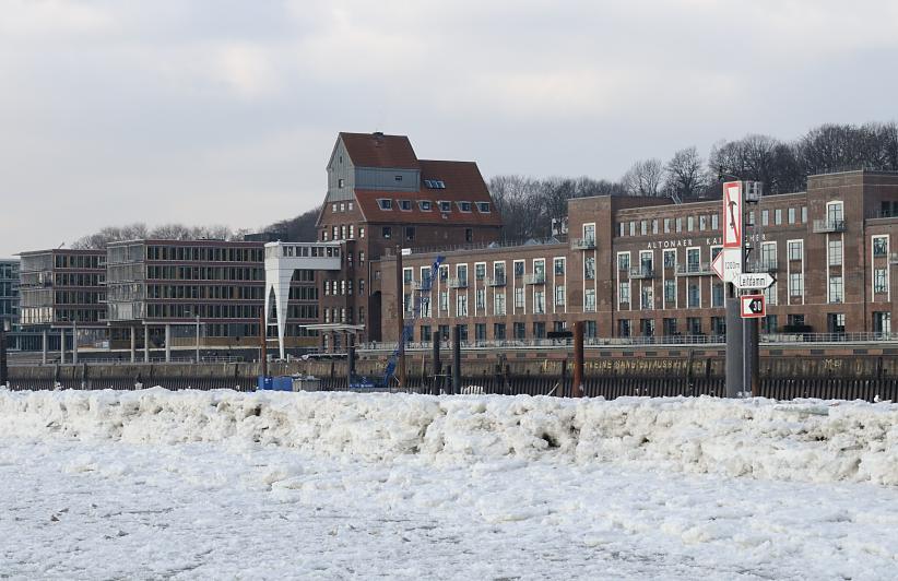 1773 Eisgang auf der Elbe vor dem Altonaer Kaispeicher - das historische Gebude wurde zur Bronutzung umgebaut. Im Hintergrund Bro-Neubauten am Elbufer in Hamburg Neumhlen.  
