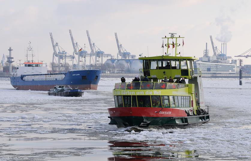 1786 Die Hafenfhre Oortkaten legt in Hamburg Neumhlen an - zwei Frachtschiffe laufen aus dem Hamburger Hafen aus und bahnen sich ihren Weg durch das Eis auf der Elbe. Im Hintergrund die Faultrme der Hamburger Wasserwerke auf dem Khlbrand und hochgefahrene Containerbrcken des Container Terminals Tollerort.  