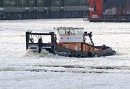 1828 Ein Schubschiff fhrt als Eisbrecher durch das dichte Treibeis im Hamburger Hafen - dicht trmen sich die Eisschollen vor dem Bug des Arbeitsschiffs; die Elbe ist dicht mit Eis bedeckt.