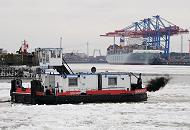 1862 Das Schubschiff SCH 2407 fhrt durch das Treibeis auf der Elbe im Hamburger Hafen; im Hintergrund liegt ein Containerschiff unter den Containerbrcken des Terminals Tollerort.