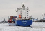 1903 Der Container Feeder ICE RUNNER luft auf der vereisten Elbe in den Hamburger Hafen ein. Das Frachtschiff hat eine Lnge von 129 m und eine Breite von 20m und kann 700 TEU Standard-Container transportieren. Im Hintergrund die Faultrme des Hamburger Klrwerks am Khlbrand. 