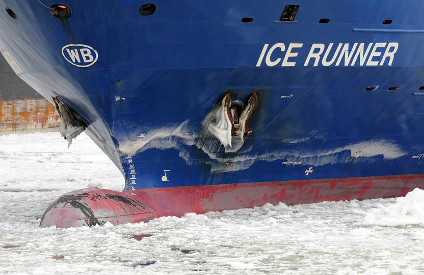 1923 Das Containerschiff ICE RUNNER im Eis des Hamburger Hafens - die Anker des Schiffs sind dick vereist.  Das Feederschiff hat eine Lnge von 129 m und kann bei einer Tragfhigkeit von 8137 t 700 TEU Container an Bord nehmen.  