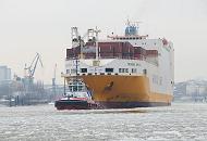 19_6302 Die GRANDE AFRICA, ein RoRo Schiff  (Roll on Roll off) der Grimaldi-Reederei wird durch das dichte Treibeis von einem Schlepper in den Hamburger Hafen geschleppt. Das 214m lange Frachtschiff kann ca. 2500 Fahrzeuge und 800 Container transportieren. Hamburger Winterfotos aus dem Hafen - Frachtschiff mit Schlepper auf der Elbe im Eis.