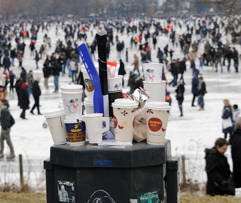 2003 Hunderttausende Menschen geniessen das Alstereisvergngen auf der Hamburger Aussenalster; die Mlleimer am Alsterufer sind mit leeren Getrnkebechern berfllt.