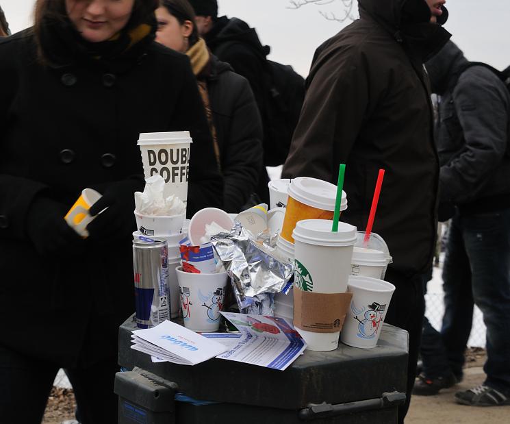 2008 Partystimmung auf dem Hamburger Alstereisvergngen - mehr als eine Million Menschen haben an einem Wochenende die zugefrorene Aussenalster besucht. Am Alsterufer standen Buden, an denen die BesucherInnen Glhwein, Kaffe oder Bratwrste kaufen konnten. 