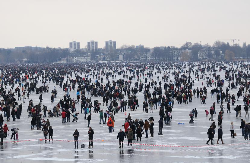 2014 Die Aussenalster ist endlich zugefroren, lange haben die HamburgerInnen auf die Gelegenheit gewartet, wieder auf das Eis des grossen Hamburger Sees gehen zu knnen. Das Alstereisvergngen findet ab einer Eisstrke von 20cm statt, dann darf das Eis mit behrdlicher Genehmigung betreten werden. 