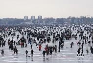 2021_31 Die Aussenalster ist endlich zugefroren, lange haben die HamburgerInnen auf die Gelegenheit gewartet, wieder auf das Eis des grossen Hamburger Sees gehen zu knnen. Das Alstereisvergngen findet ab einer Eisstrke von 20cm statt, dann darf das Eis mit behrdlicher Genehmigung betreten werden. 