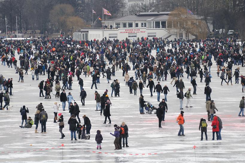 2037 Alstereisvergngen auf der Hamburger Aussenalster; der See ist zugefroren, die HambugerInnen gehen auf dem Eis spazieren, laufen Schlittschuh oder glitschen auf der glatten Eisdecke. Hunderttausende geniessen den Winter auf der Auenalster - ber das Wochenende werden insgesamt mehr als eine Million Besucher erwartet. Die Eisdecke der Alster darf einer Eisstrke von durchgehend 20cm mit behrdlicher Genehmigung betreten werden.