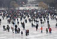 2037 Alstereisvergngen auf der Hamburger Aussenalster; der See ist zugefroren, die HambugerInnen gehen auf dem Eis spazieren, laufen Schlittschuh oder glitschen auf der glatten Eisdecke. Hunderttausende geniessen den Winter auf der Auenalster - ber das Wochenende werden insgesamt mehr als eine Million Besucher erwartet. Die Eisdecke der Alster darf einer Eisstrke von durchgehend 20cm mit behrdlicher Genehmigung betreten werden.