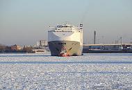 20_5847 Der Autotransporter HEGH AMERICA wird von dem Schlepper ZP CONDON aus dem Hansahafen in die Fahrrinne der Elbe gezogen. Das Wasser im Hamburger Hafen ist bei den langanhaltenden winterlichen Temperaturen mit dichtem Treibeis bedeckt. Hamburger Hafenbilder im Winter - Autotransporter mit Schlepper im Eis.