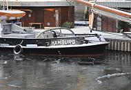 23_4879 Das Wasser im Sandtorhafen, dem neuen Hamburger Traditionsschiffhafen, ist mit Eis bedeckt - am Ponton liegt der historische Schlepper FAIRPLAY VIII. Hamburger Hafenmotive, der Traditionsschiffhafen am Sandtorhafen im Winter.