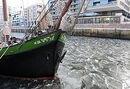 24_4887 Der Sandtorhafen wurde neben dem Museumshafen Oevelgoenne zu einem weiteren Hamburger Traditions- schiffhafen eingerichtet. Ein historisches Segelschiff liegt im Eis des Hafenbeckens; am gegenber liegenden Kaiserkai die moderne Architektur der Hamburger Hafencity.  Hamburger Hafenmotive im Winter - im Sandtorhafen berwintert ein historisches Segelschiff.